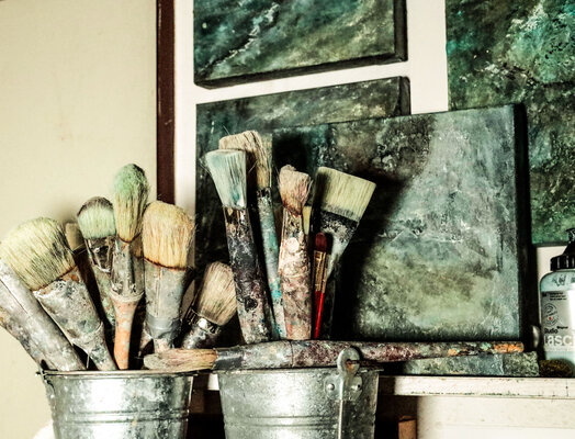 Petra Knauer in de studio: Meine Pinsel erzählen Geschichten von meiner Arbeit.   - My brushes tell stories of my work.