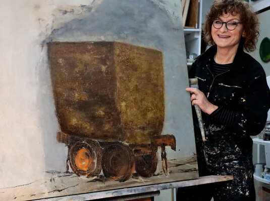 Petra Knauer in de studio: Die Schließung der letzten Zeche im Ruhrgebiet hat mich dazu inspiriert, diese Lore zu malen. -- The closure of the last colliery in the Ruhr area inspired me to paint this lorry.