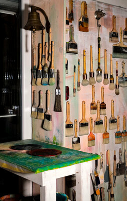 Peter Knauer en el estudio: Jeder Pinsel muss zu meiner malerischen Absicht passen. - Every brush has to fit my painterly intent.