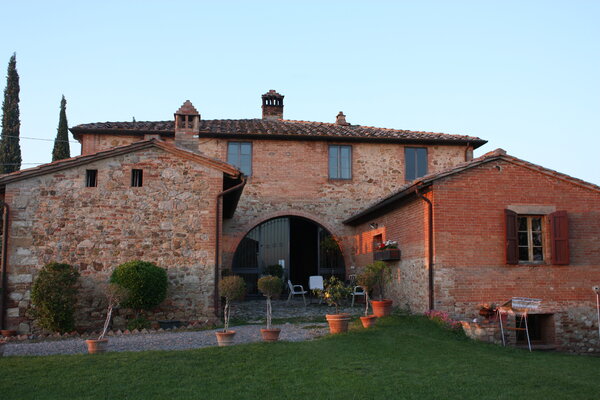 Gerlinde Kosina dans le studio: casa cernano - in castelnouva beradenga -    das zentrum der malkurse - nähe siena und 90 km von florenz entfernt - eine zweite heimat...