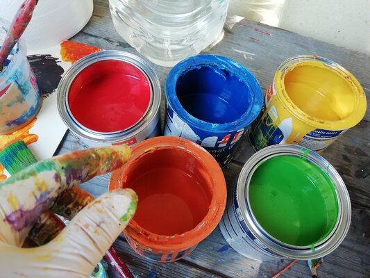 Alessandro Piras nello studio: Ladies and gentlemen...I introduce you to some of my water based enamels.