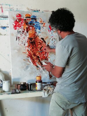 Alessandro Piras nello studio: Here I am painting one of my artworks dealing with horse racing.