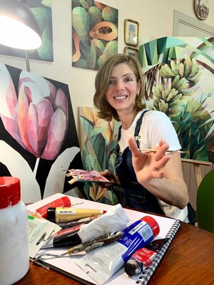 Tuzhilkina Maria in de studio: In my work, the main thing is the clarity of the elements so that every triangle in my cubist puzzle is perfect.