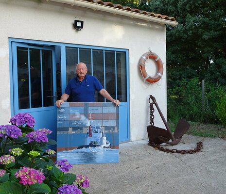 Jean-Claude Pallier in de studio: Jean-Claude Pallier, devant son atelier de St Brevin les pins, en Bretagne sud, avec une de ses dernieres oeuvres, un remorqueur sur le tribord d'un porte-container