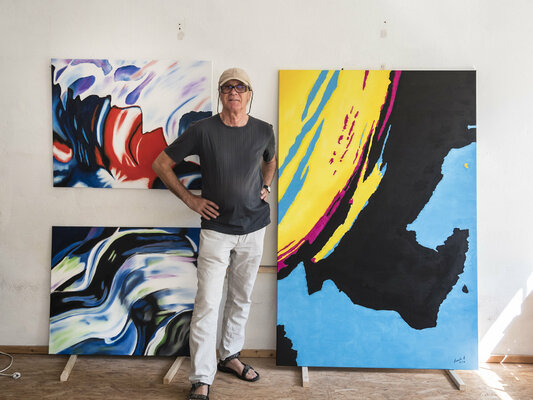 Anando Arnold in the Studio: Anando Arnold vor einigen seiner Bilder in seinem Atelier