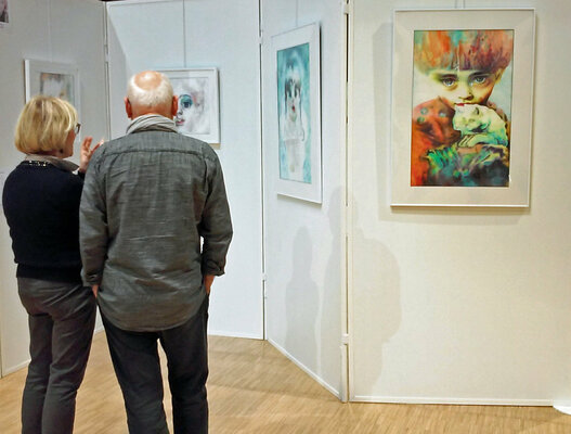 Michèle Loussouarn en el estudio: Tableaux primés pendant le "Salon des 40" au Forum de Saint-Louis France