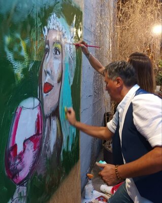 Franck Sastre im Studio: Un moment avec notre duo pictural avec le tableau Terra... où nous lui avons donné un bain de vin à la fin.