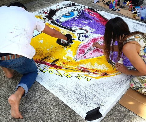 Franck Sastre im Studio: Quand les espaces ne sont pas clos et que la créativité des uns et des autres coule pour peindre le même tableau à deux mains...