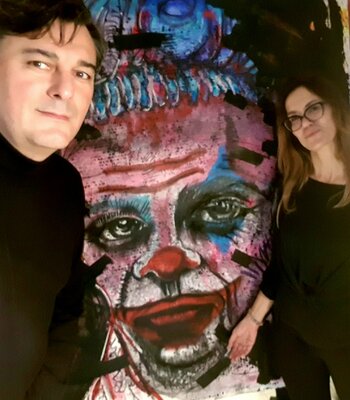 Franck Sastre im Studio: Sans s´arrêter de peindre avec enthousiasme les deux...