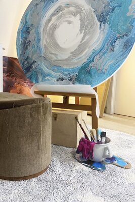 tiziana adreani im Studio: "Nel cerchio l’uomo ritrova quelle forze che ha smarrito o che non ricorda di possedere. La forma circolare è il simbolo dal quale tutto è nato. Tramite il cerchio l’uomo può ricercare se stesso, protetto nello stesso tempo da ogni attacco esterno."