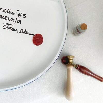 tiziana adreani im Studio: Ogni opera è provvista di matricola, firma dell'artista, timbro in ceralacca e certificato di autenticità.