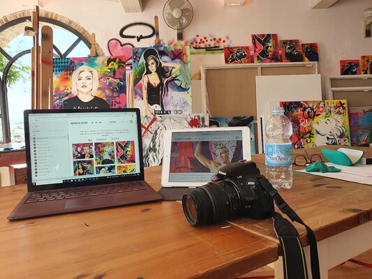 Bianca Lever im Studio: Updating my website and taking pictures!