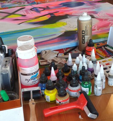 Bianca Lever im Studio: One can never have enough art supplies as a mixed media painter!