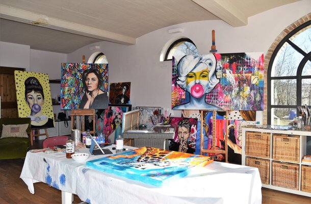 Bianca Lever im Studio: Varnishing day in my studio!