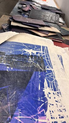Andreas Kramer in the Studio: Holzschnittplatten und Leinwände