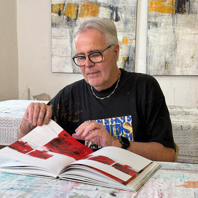 Robert Süess in de studio: Studium im Buch 'Impressionen' (ISBN 978-3-99018-610-7)