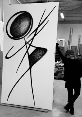 Alessandra Zini in de studio: In pausa durante la lavorazione di un lato di una porta scorrevole