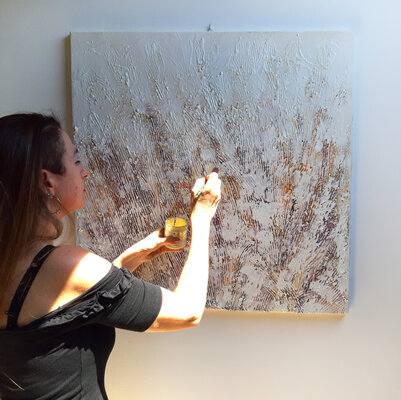 CLAUDIA AMADESI in the Studio: Ritocchi al fondo Rose e neve prima di creare le rose