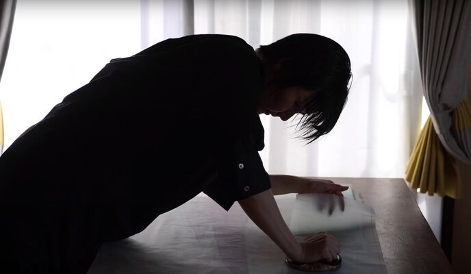 Shizuka Nakanishi in de studio