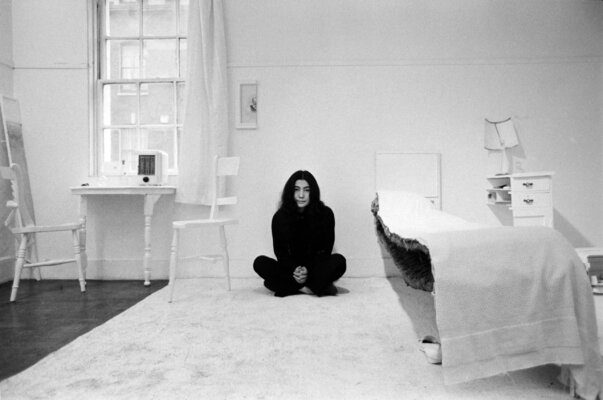 Yoko Ono dans le studio