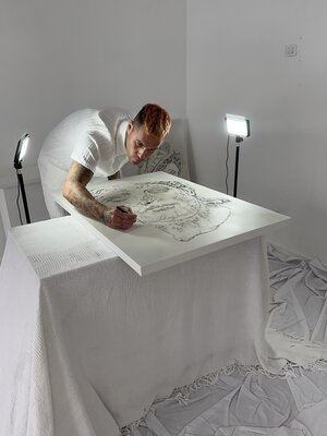 Alessandro Delsere en el estudio