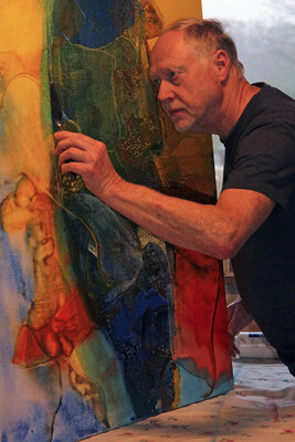 Klaus Angeli in de studio: Klaus Angeli ist ein autodidaktischer Künstler aus Mönchengladbach. Seit 2014 malt er überwiegend abstrakt sehr farbig mit Acrylfarben. Er wurde 1956 in Mecklenburg geboren und wuchs später in Westdeutschland am Niederrhein auf. Seine berufliche Ausb