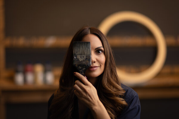 Anna Maier im Studio: Anna Maier's Kunst setzt sich mit dem vielschichtigen Leben auseinander. Zürich, Schweiz