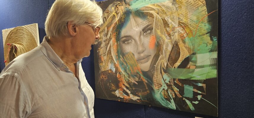Simona Elia dans le studio: Vittorio Sgarbi in front of my painting "Magneta" @Ariston Theatre Sanremo BIENNALE ARTEXPO '23