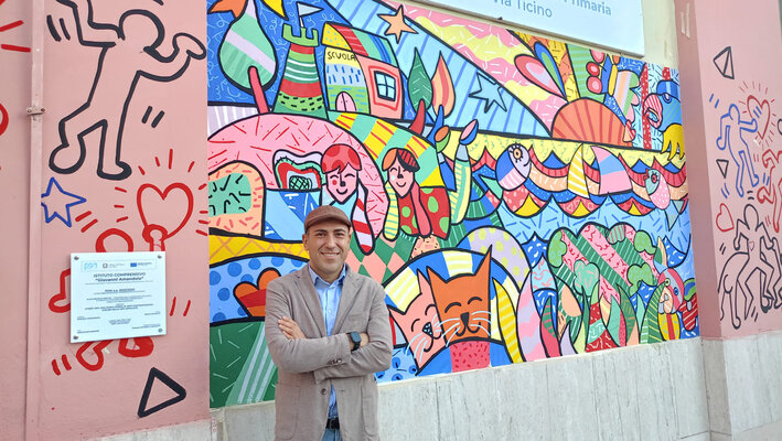Rosario Annunziata im Studio: Il murales con targa commemorativa è stato realizzato in collaborazione con istituzioni pubbliche per promuovere l'inclusione .