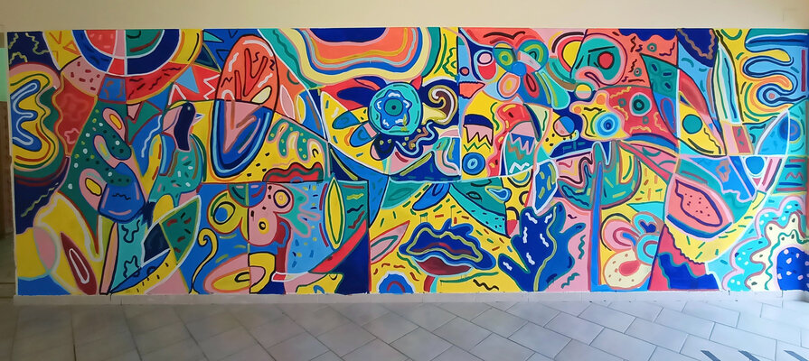 Rosario Annunziata im Studio: Il murales è stato realizzato in collaborazione con istituzioni pubbliche per promuovere l'inclusione . Si vede il dettaglio della stampa sulla t-shirt