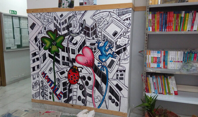 Rosario Annunziata im Studio: Il murales è stato realizzato in collaborazione con istituzioni pubbliche per promuovere l'inclusione