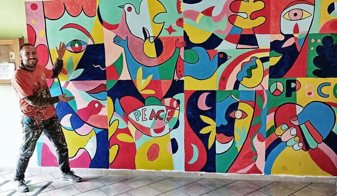 Rosario Annunziata im Studio: Il murales è stato realizzato in collaborazione con istituzioni pubbliche per promuovere l'inclusione .