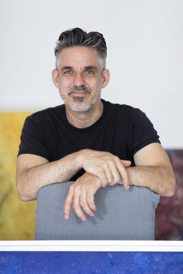 Henri Crow en el estudio: Portrait mit meinen Werken abstrakter Malerei