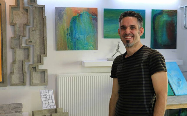 Henri Crow en el estudio: Ich in meinem Atelier kurz vor der Eröffnung einer Ausstellung.