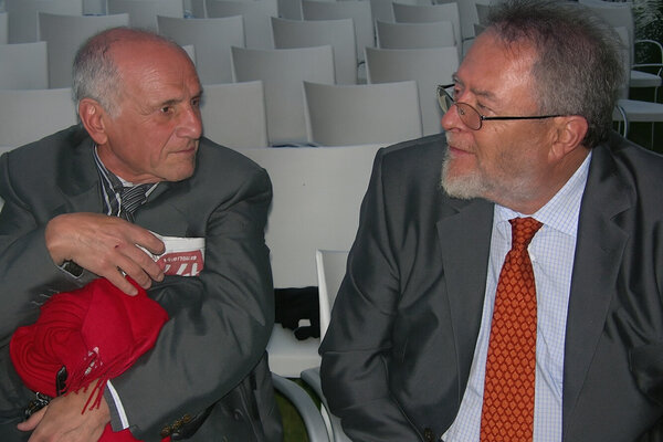 Ángel Alcalde in the Studio: Antonio López y Ángel Alcalde. En esta imagen se detiene el tiempo para contemplar un diálogo entre dos sensibilidades mayores del arte: Antonio López y Ángel Alcalde, unidos por la palabra serena y la mirada cómplice durante el homenaje que Cadena S