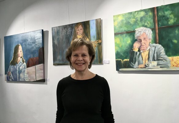 Christiane Bernreuther in de studio: Einzelausstellung, April 2025, mit einem Teil meiner Gesichter des Lebens.