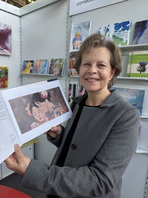Christiane Bernreuther in de studio: Mein Gemälde " Sharing The Moment" im Bildband " Schönheit" veröffentlicht. Auf der Frankfurter Buchmesse 2025 , am "Galerie M.Beck "Stand.