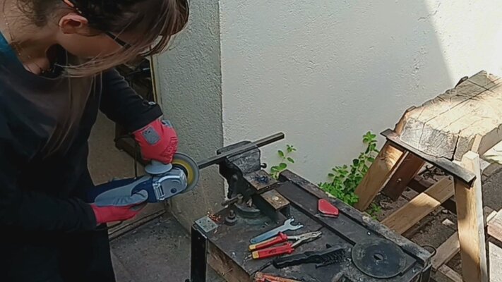 Morgane Lemaire en el estudio: Vue d'atelier - Montage d'une armature métallique