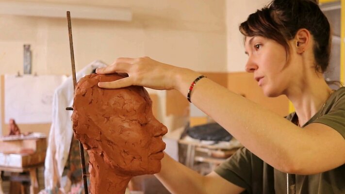 Morgane Lemaire en el estudio: Vue d'atelier - Modelage d'un visage en argile