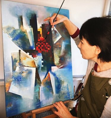 Olga Begisheva K. in de studio: Olga Begisheva K. in her art studio. The process of creating the abstract painting "Skyscrapers".