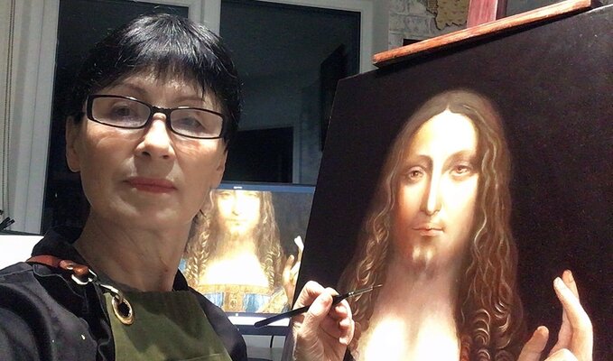 Olga Begisheva K. in de studio: Olga Begisheva K. in her art studio. The process of creating an oil reproduction of Leonardo da Vinci's painting "Salvator mundi".