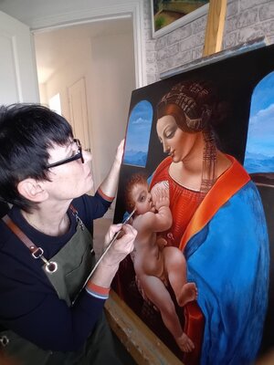 Olga Begisheva K. in de studio: Olga Begisheva K. in her art studio. Leonardo Da Vinci's "Madonna Litta" oil reproduction