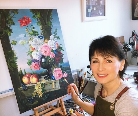 Olga Begisheva K. in de studio: Olga Begisheva K. in her art studio. The process of creating a still life in the Dutch style.