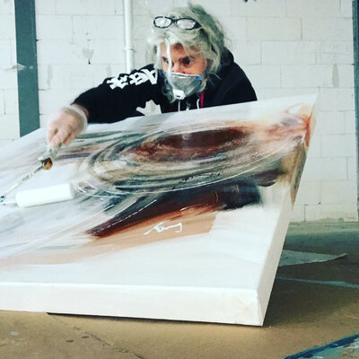 Tiny De Bruin im Studio: In times of COVID-19 protected against the virus and against varnish damp.