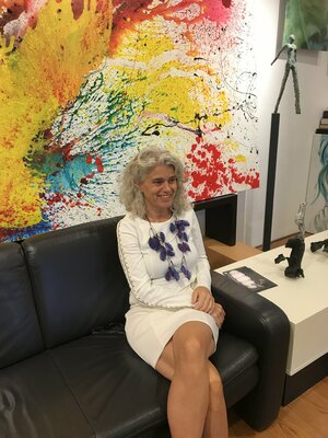 Tiny De Bruin im Studio: Gallerist in front of "der lauf der dinge"