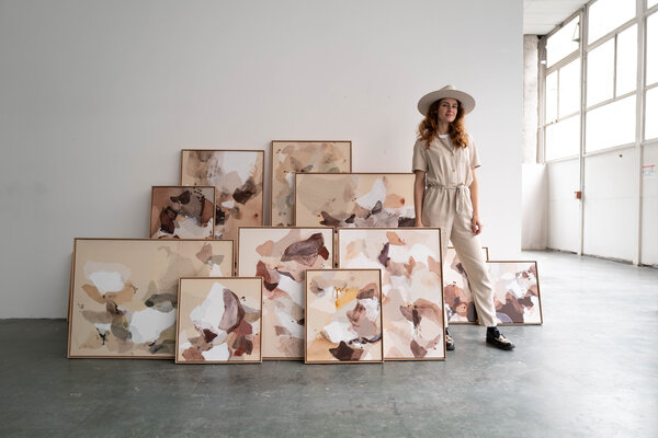 Julia A. Etedi im Studio: Julia A. Etedi in her Parisian Studio