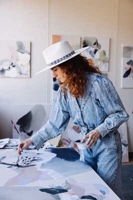 Julia A. Etedi im Studio: Julia A. Etedi working on a new series of painting