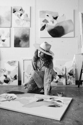 Julia A. Etedi im Studio: Julia A. Etedi paintings in her studio