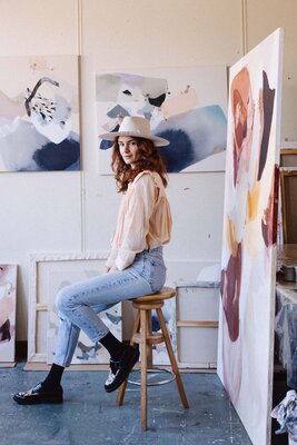 Julia A. Etedi im Studio: Julia A. Etedi in her Parisian Studio