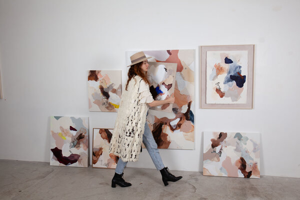 Julia A. Etedi im Studio: Julia Etedi during her last exhibition in Paris